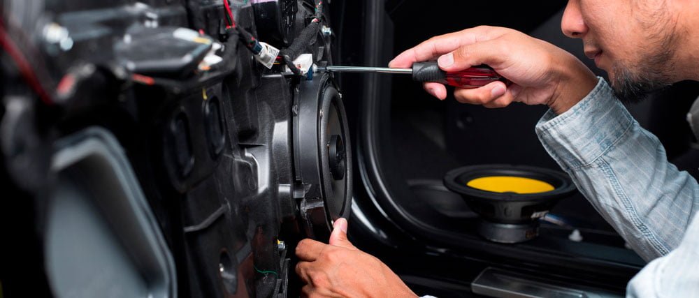 Instalando parlante en automovil