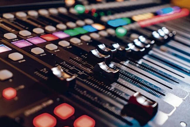¿Qué equipo se equipara al potente parlante QSC K12? 1 audio profesional